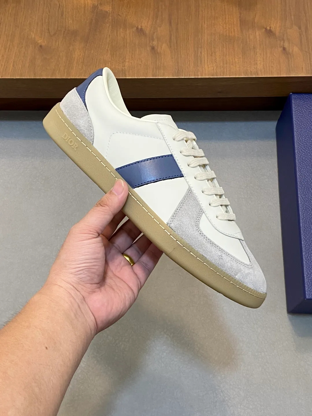 Factory price: 400💰Dior series casual sports shoes, skateboard shoes, original purchase, development and production. This sports shoe is a new product for the fall of 2023. It reinterprets the classic tennis shoes. The fashionable silhouette highlights the thick feeling. Crafted from navy and white jacquard with Oblique print and suede panels, it features a distinctive padded tongue embossed with the Dior signature, wide navy mohair laces and brass eyelets with a matte tonal finish. White rubber sole with Dior Oblique pattern, enhanced by a contrasting Dior 30 Avenue Montaigne signature on the rear. It can add fashionable temperament to casual looks. Exquisite packaging at the delivery counter 🛍📦 ▪️ Fabric: Original customized Oblique presbyopia + cowhide ▪️ Lining: Original customized sheepskin + breathable mesh ▪️ Sole: Original molded anti-slip rubber material ▪️ Bottom thickness: 4CM ▪️ Size: Men's 38-45 (38, 45, 46 customized)